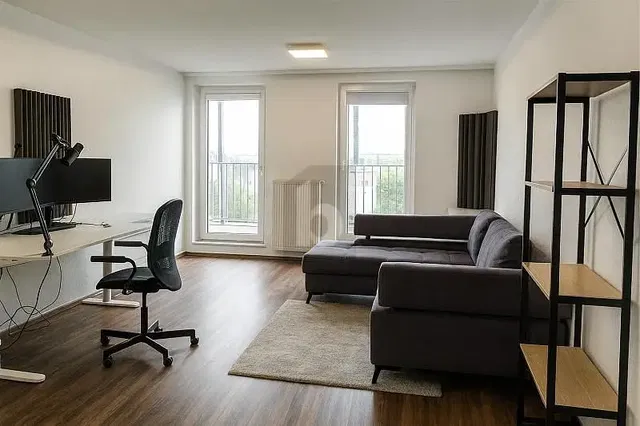 Woonkamer; natuurlijk licht, houten vloer