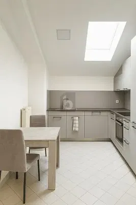 Cocina; suelo de baldosas, luz natural