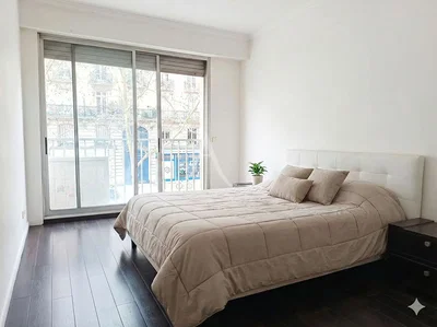 Chambre; vue, parquet, lumière naturelle