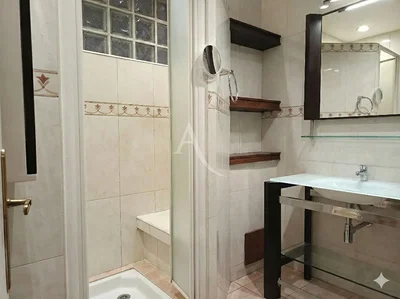 Salle de bain; carrelage, lumière naturelle, rénové