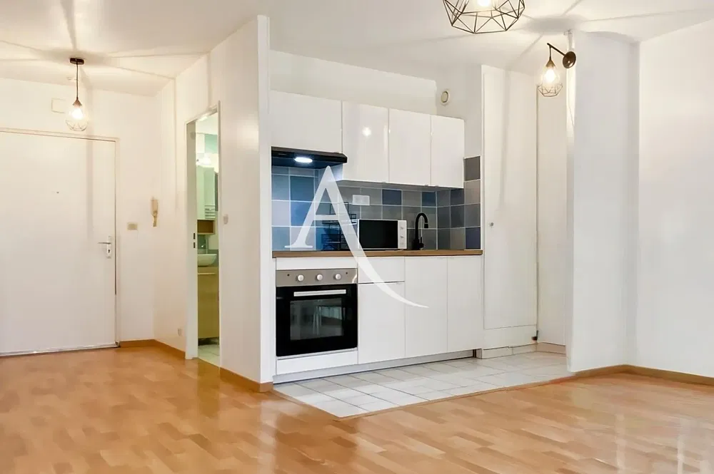 Cuisine; électroménager, lumière naturelle, style moderne