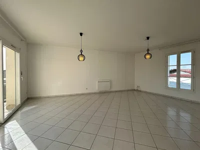 Soggiorno; pavimento in piastrelle, luce naturale, vista