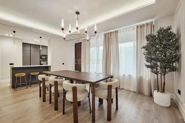 Obývací pokoj; moderní styl, dřevěná podlaha, přirozené světlo, po rekonstrukci