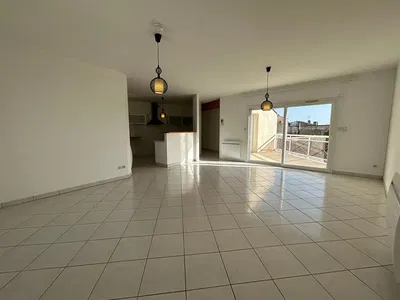 Soggiorno; pavimento in piastrelle, luce naturale, vista