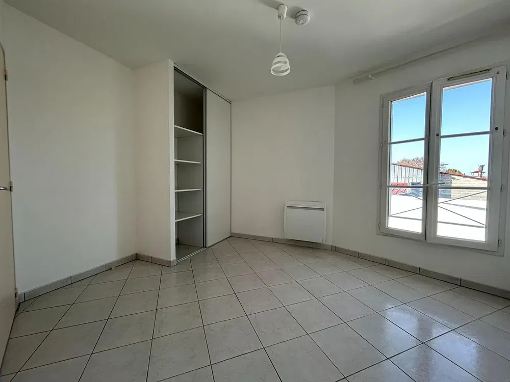 Camera da letto; pavimento in piastrelle, luce naturale, vista