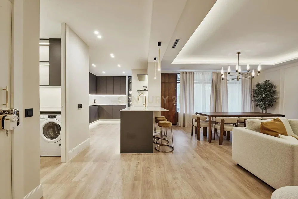Woonkamer; moderne stijl, houten vloer, natuurlijk licht, keukenapparatuur