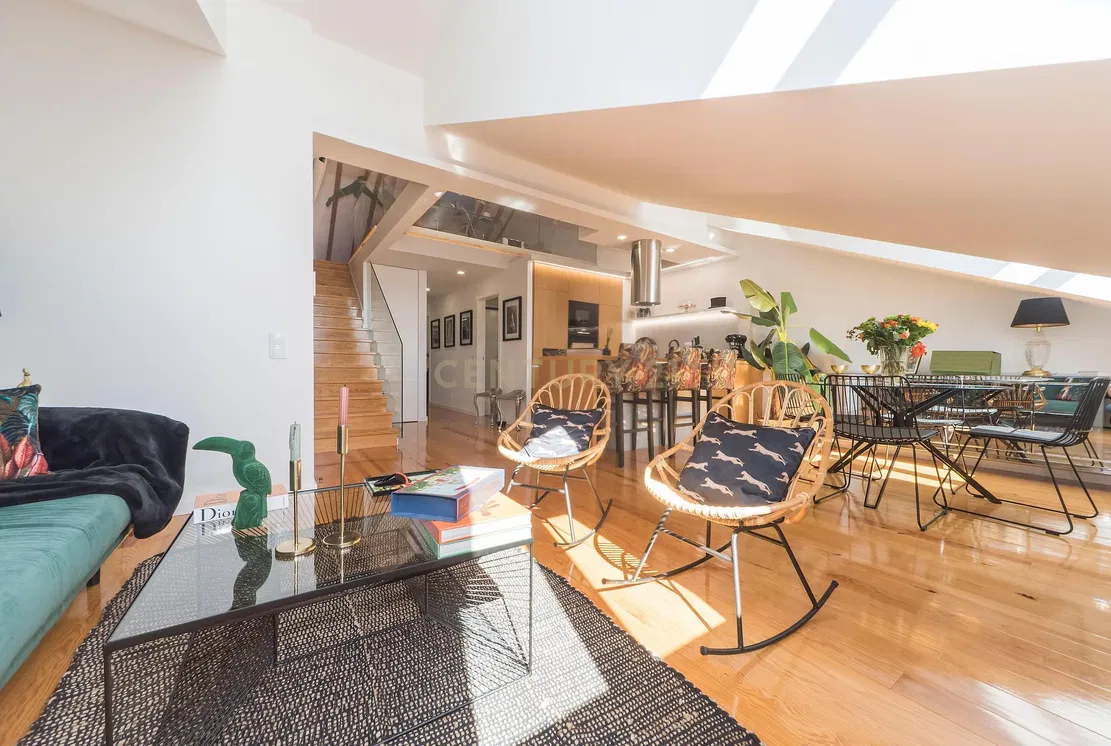 Дневна соба; природно светло, дрвени под, модерни стил