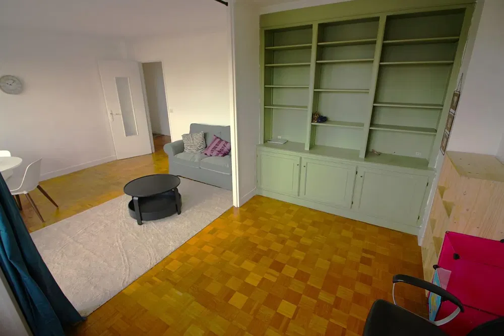 Soggiorno; pavimento in legno, luce naturale