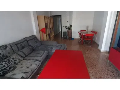 Soggiorno; pavimento in piastrelle, luce naturale