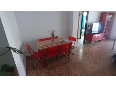 Soggiorno; pavimento in piastrelle, luce naturale