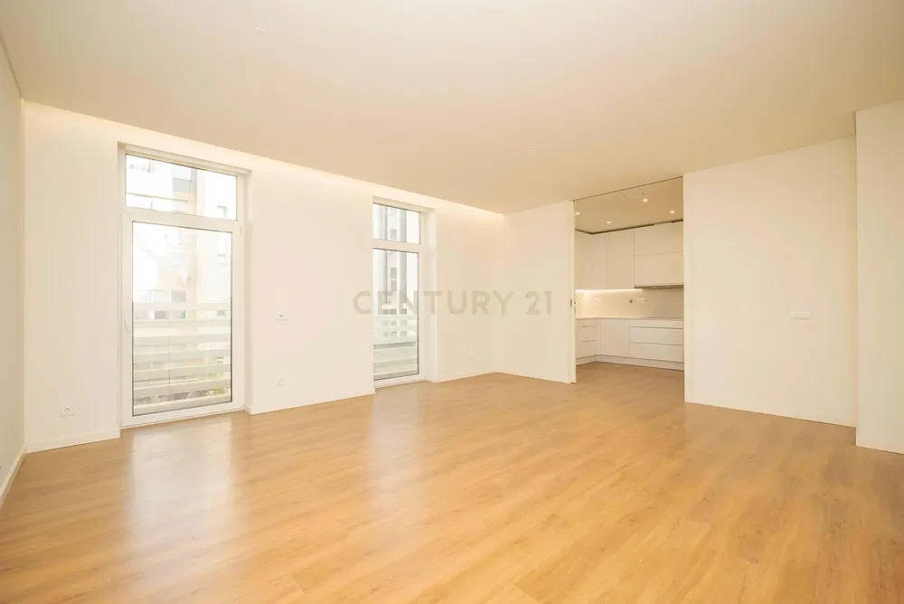 Дневна соба; природно светло, дрвени под, реновиран