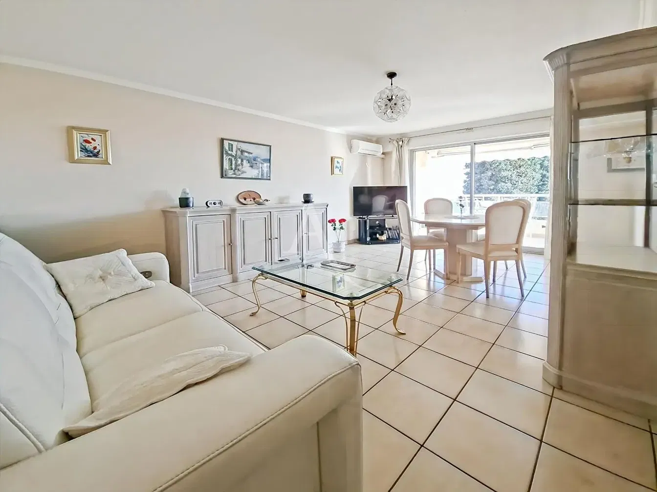 Σαλόνι; πλακάκια, φυσικό φως, μοντέρνο στυλ