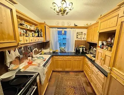 Cuisine; électroménager, parquet, carrelage, lumière naturelle