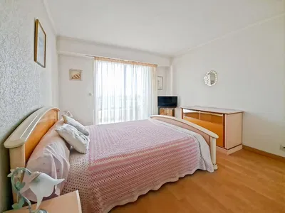 Υπνοδωμάτιο; φυσικό φως, ξύλινο πάτωμα