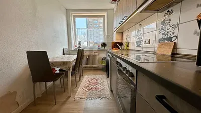 Kuchyně; kuchyňské spotřebiče, dřevěná podlaha, přirozené světlo