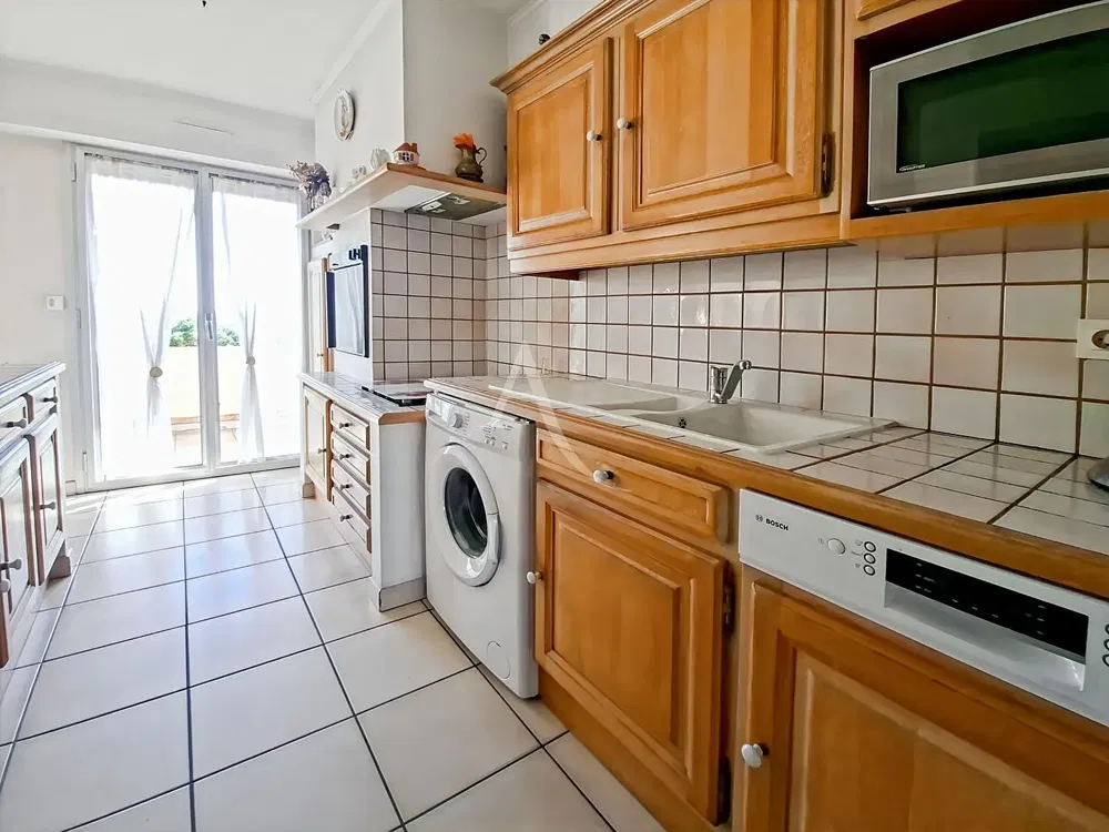 Κουζίνα; συσκευές κουζίνας, πλακάκια, φυσικό φως