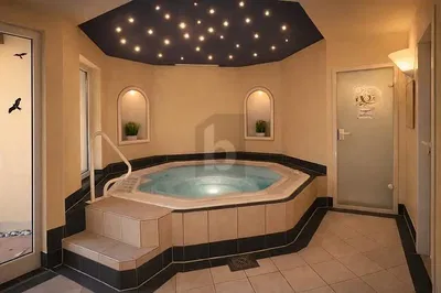 Badezimmer; fliesenboden, tageslicht