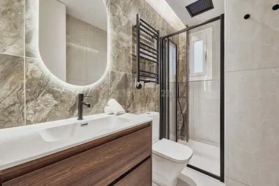 Koupelna; dlažba, po rekonstrukci, přirozené světlo, moderní styl