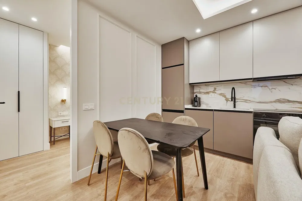 Kuchyně; moderní styl, dřevěná podlaha, přirozené světlo, kuchyňské spotřebiče