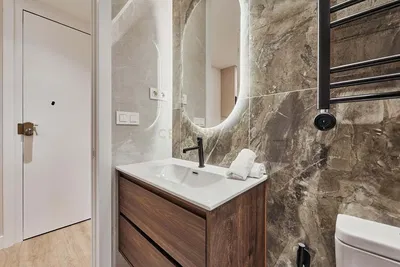 Koupelna; dlažba, po rekonstrukci, přirozené světlo, moderní styl