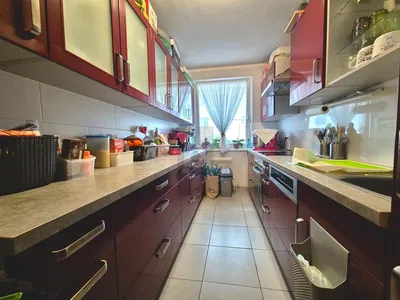 Cocina; electrodomésticos, suelo de baldosas, luz natural, estilo moderno