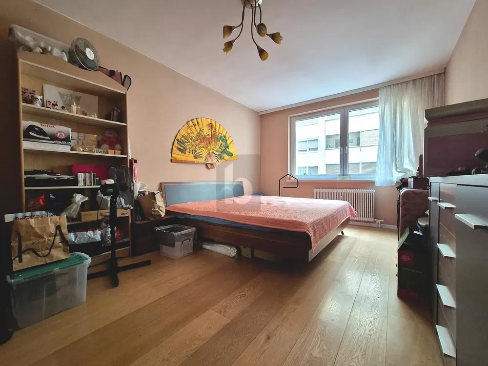 Dormitorio; suelo de madera, luz natural