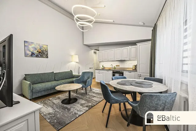 Soggiorno; stile moderno, pavimento in legno, luce naturale