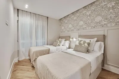 Camera da letto; pavimento in legno, luce naturale