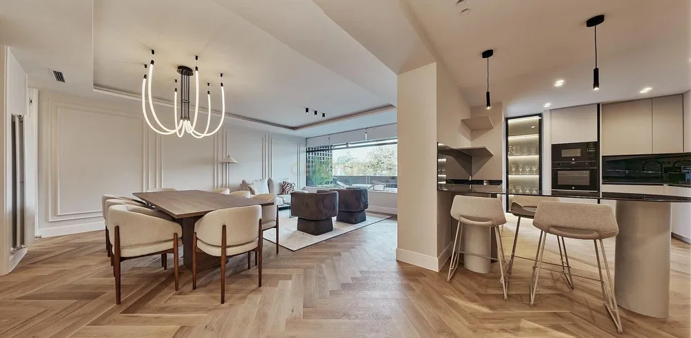 Soggiorno; vista, elettrodomestici, luce naturale, stile moderno, pavimento in legno