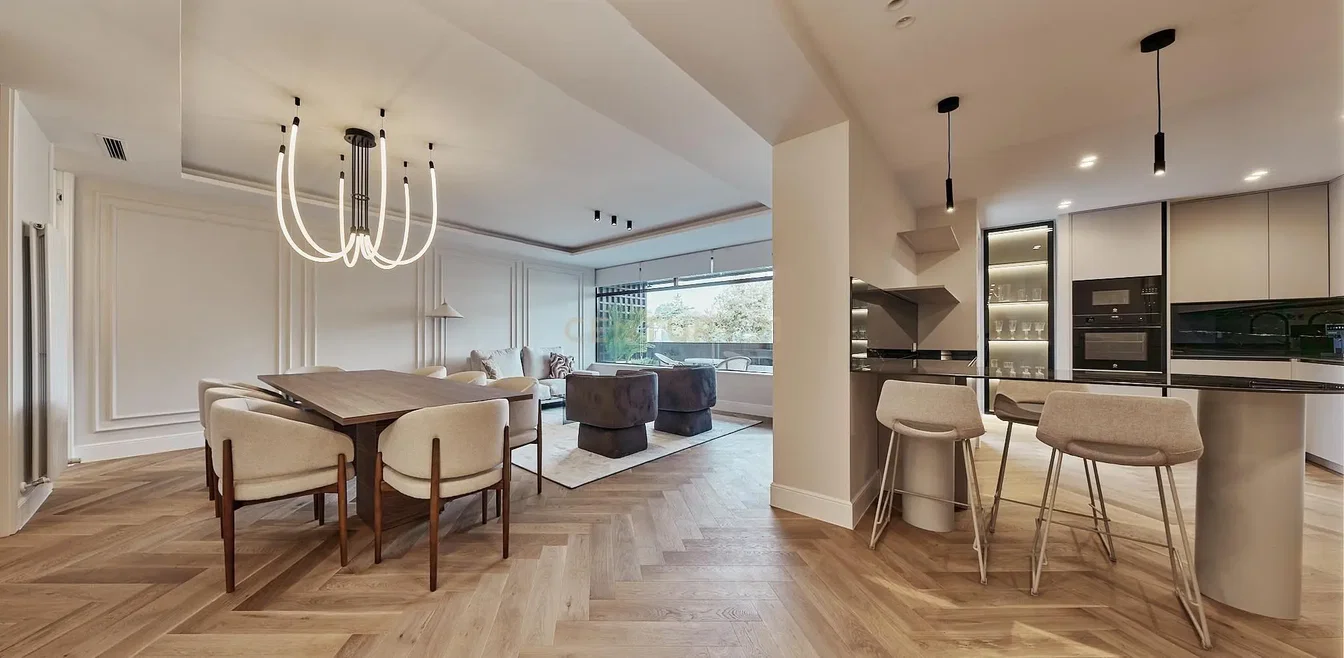 Soggiorno; vista, elettrodomestici, luce naturale, stile moderno, pavimento in legno