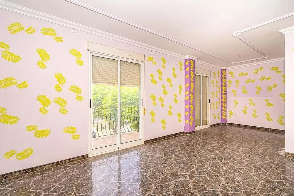 Obývačka; dlažba, výhľad