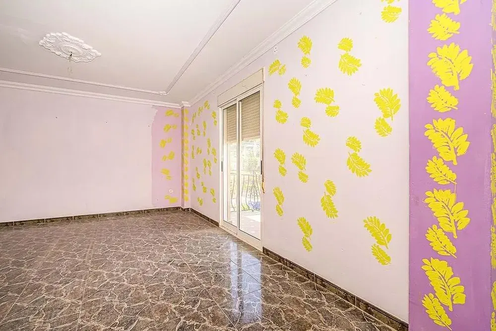 Obývačka; dlažba, prirodzené svetlo