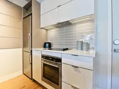 Kuhinja; kućanski aparati, drveni pod, prirodna svjetlost, moderan stil