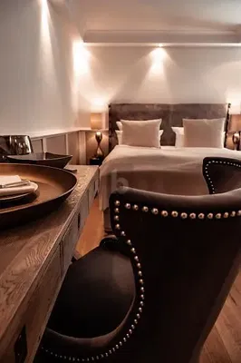 Schlafzimmer; moderner stil, holzboden, tageslicht