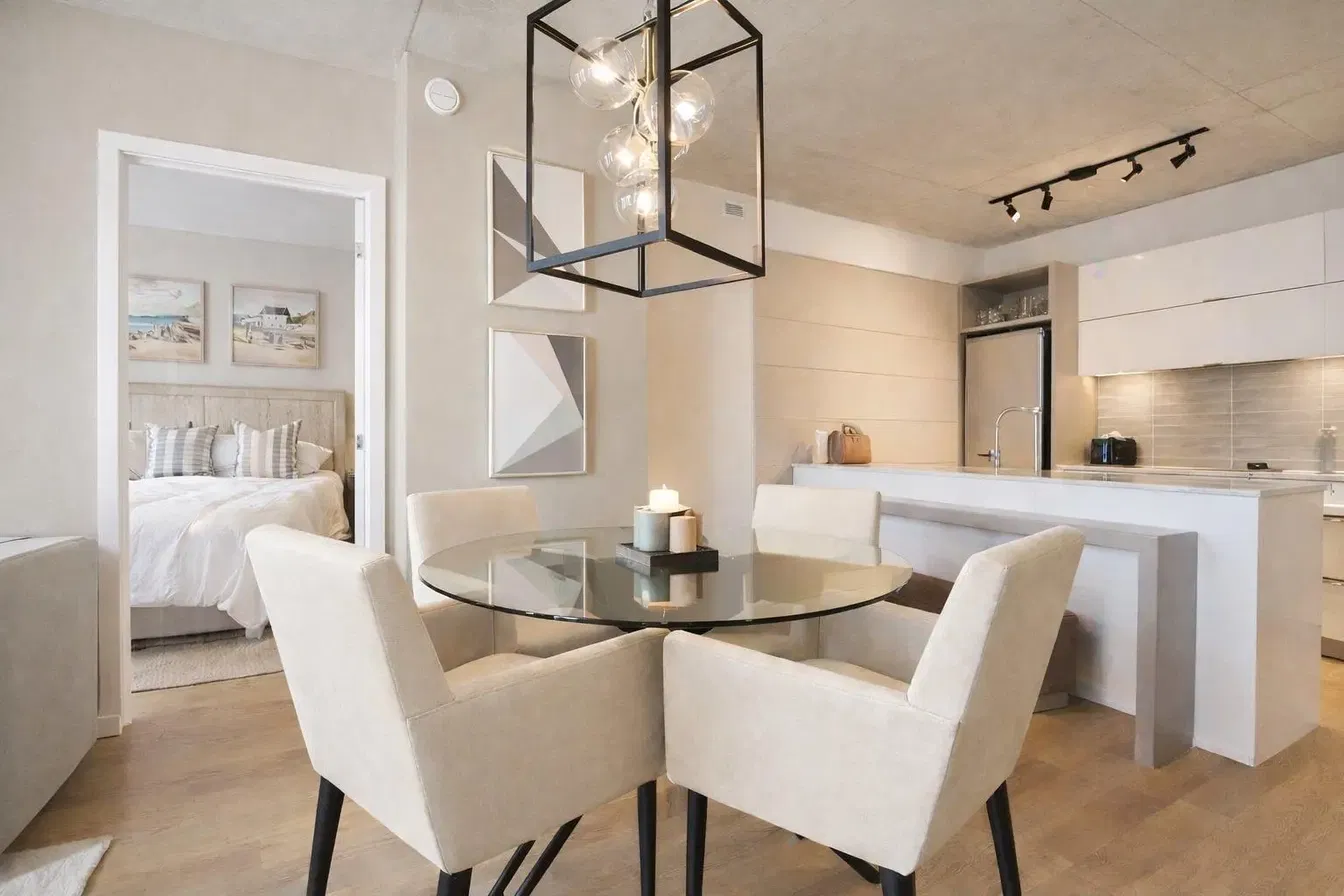 Kuhinja; prirodna svjetlost, moderan stil