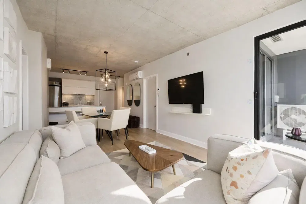 Dnevni boravak; prirodna svjetlost, moderan stil, drveni pod