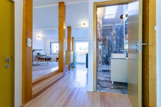 Badezimmer; holzboden, tageslicht, renoviert