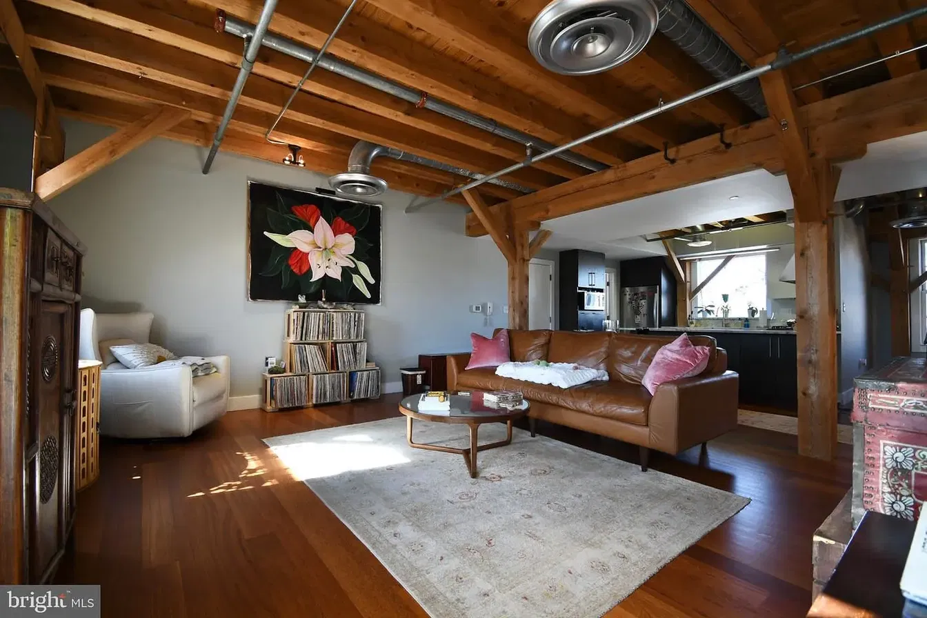 Dnevna soba; drvene grede, drveni pod, prirodno svjetlo, rustikalni stil