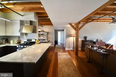 Kuhinja; kuhinjski aparati, drvene grede, drveni pod, prirodno svjetlo