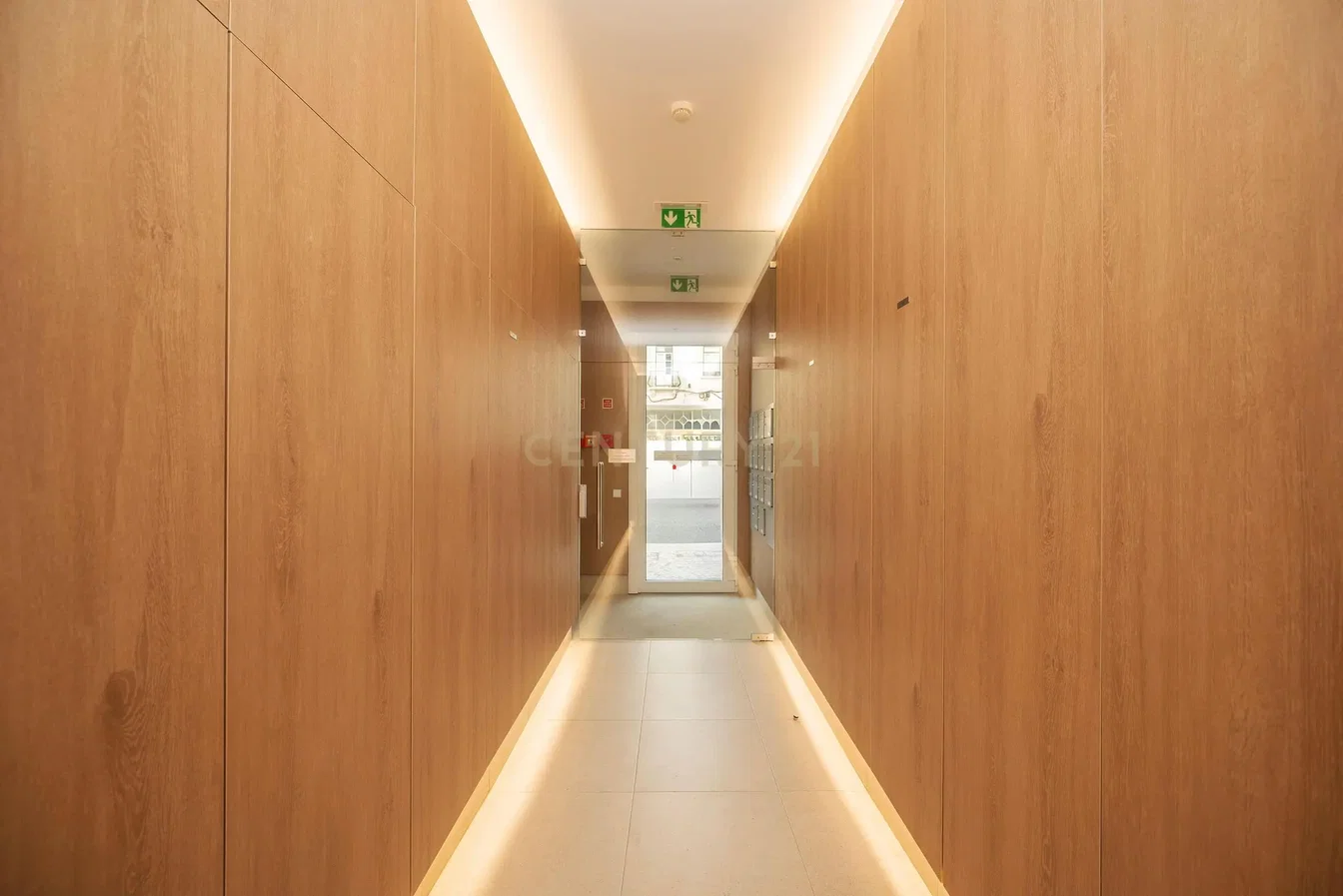 Остало; дрвени под, плочице, природно светло