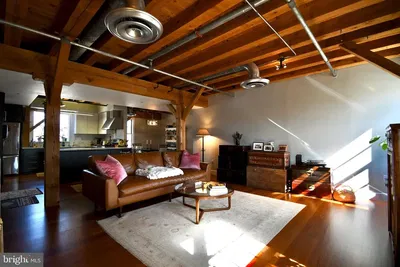 Dnevna soba; drvene grede, drveni pod, prirodno svjetlo