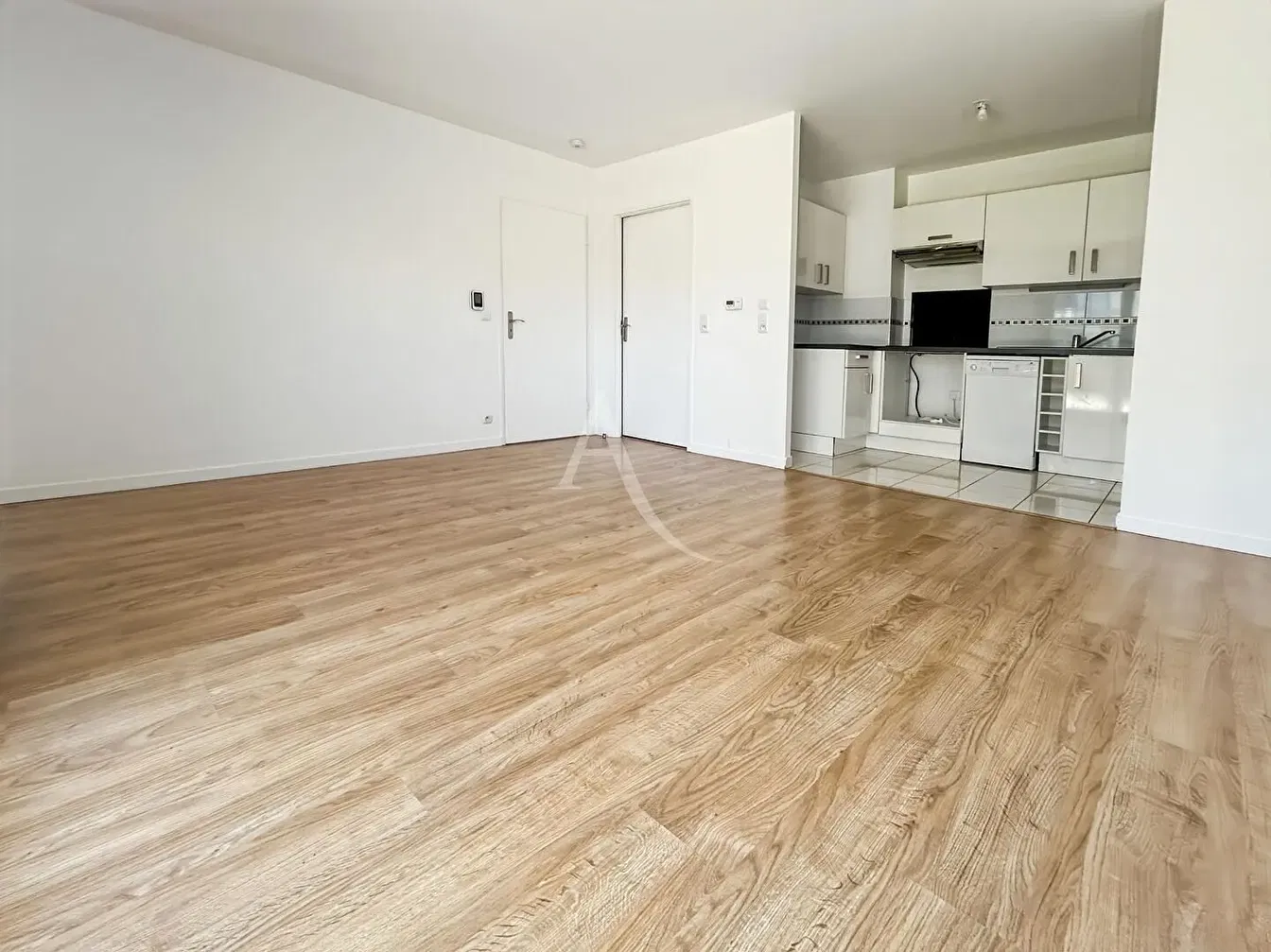 Salon; parquet, lumière naturelle, rénové