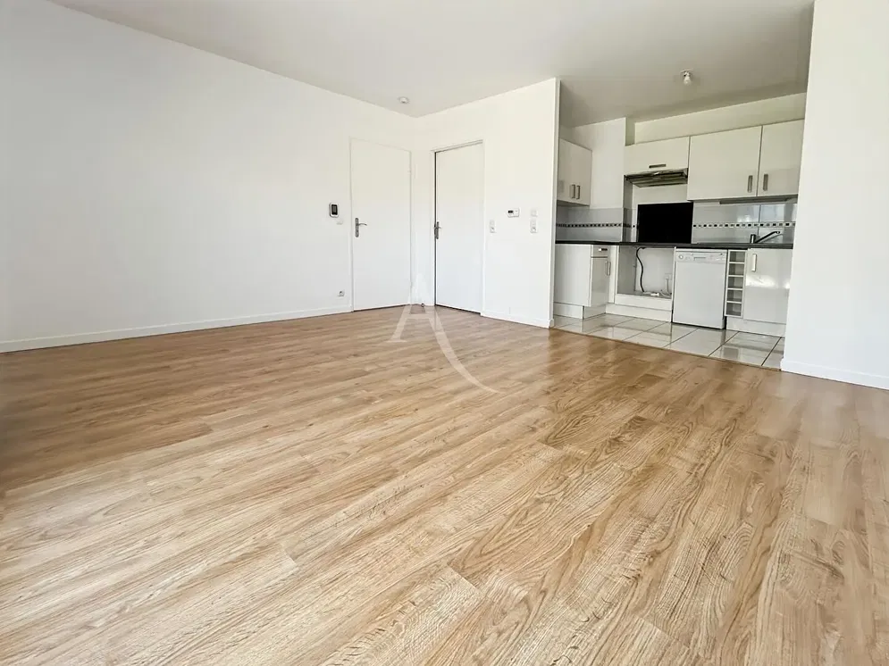 Salon; parquet, lumière naturelle, rénové