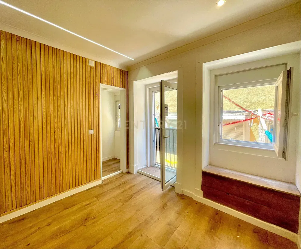 Obývací pokoj; dřevěná podlaha, přirozené světlo, po rekonstrukci