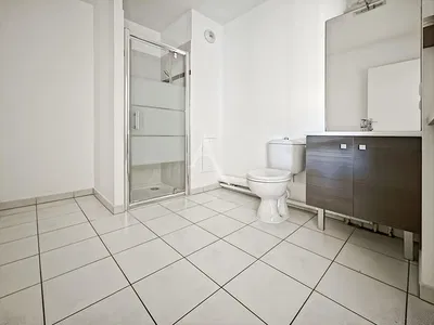 Toilettes; carrelage, lumière naturelle