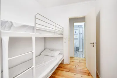 Dětský pokoj; dřevěná podlaha, přirozené světlo