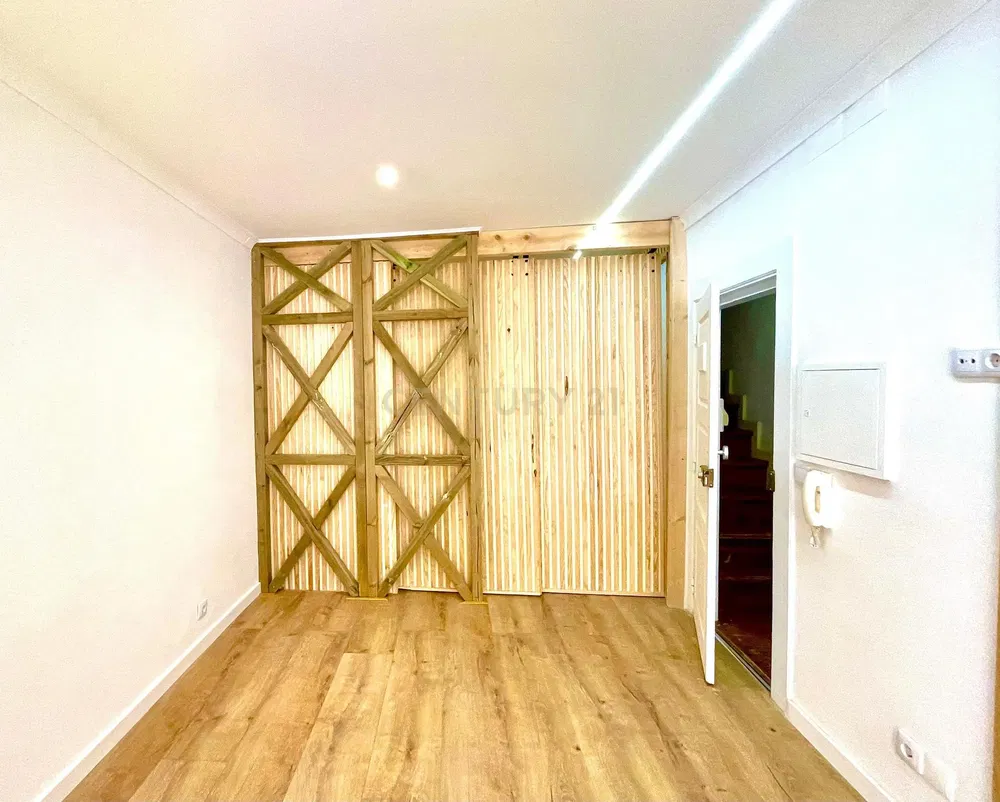 Ostatní; dřevěná podlaha, přirozené světlo