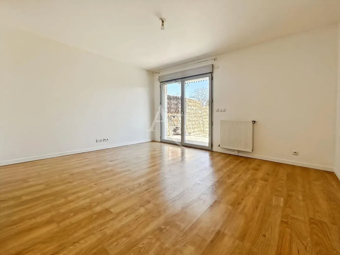 Salon; parquet, lumière naturelle, vue