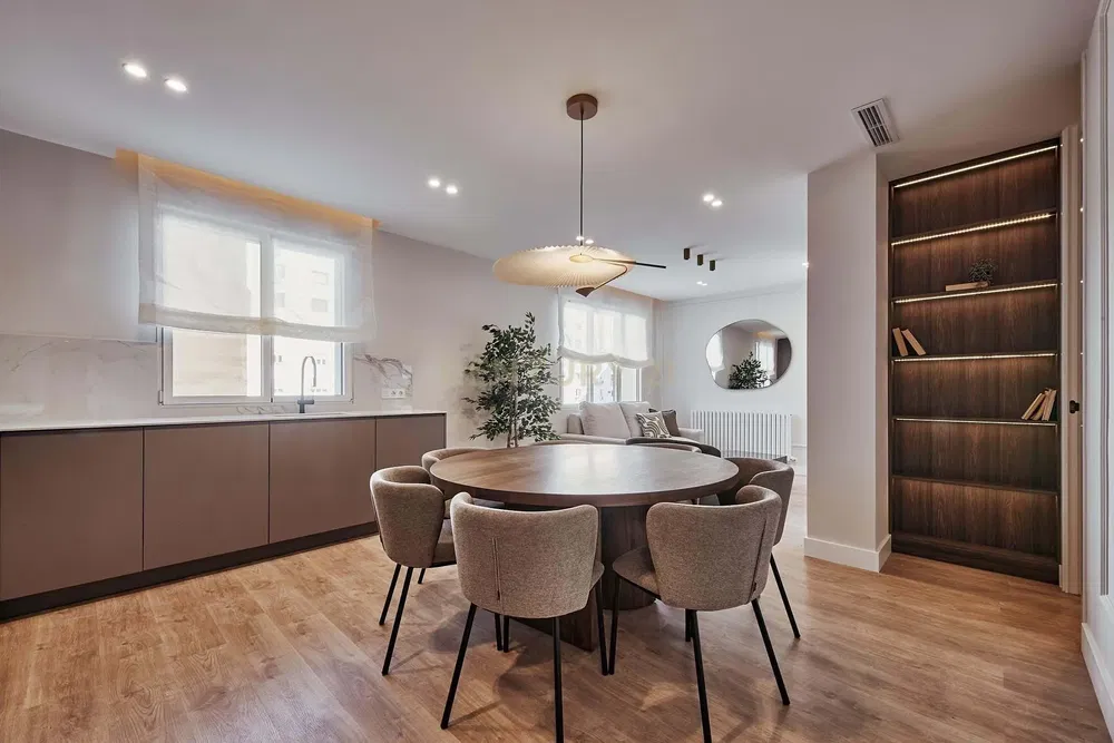 Salon; lumière naturelle, style moderne, parquet