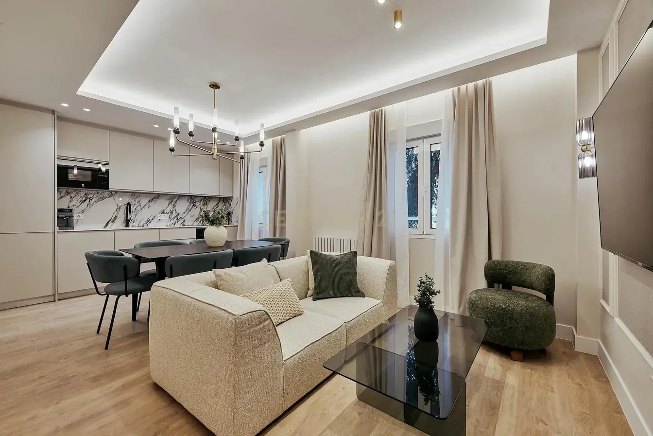 Obývací pokoj; přirozené světlo, moderní styl, dřevěná podlaha